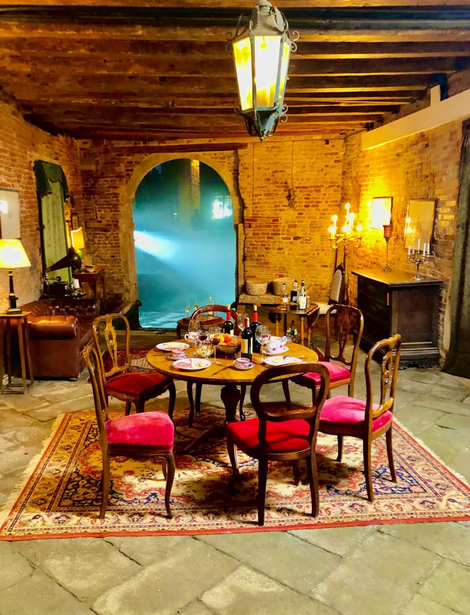Console - Palais Historique & Romantique Inn Venice
