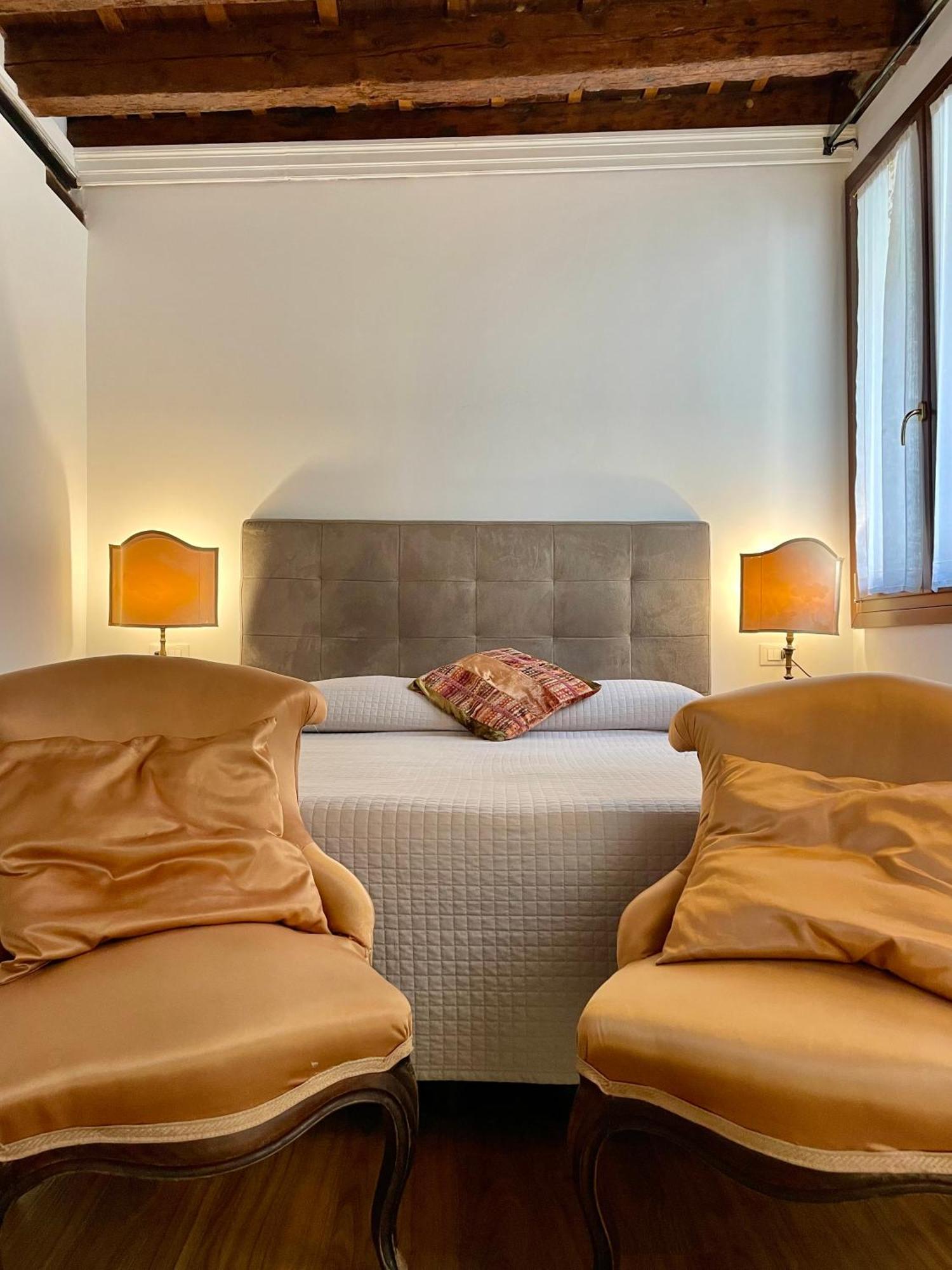 Console - Palais Historique & Romantique Inn Venice