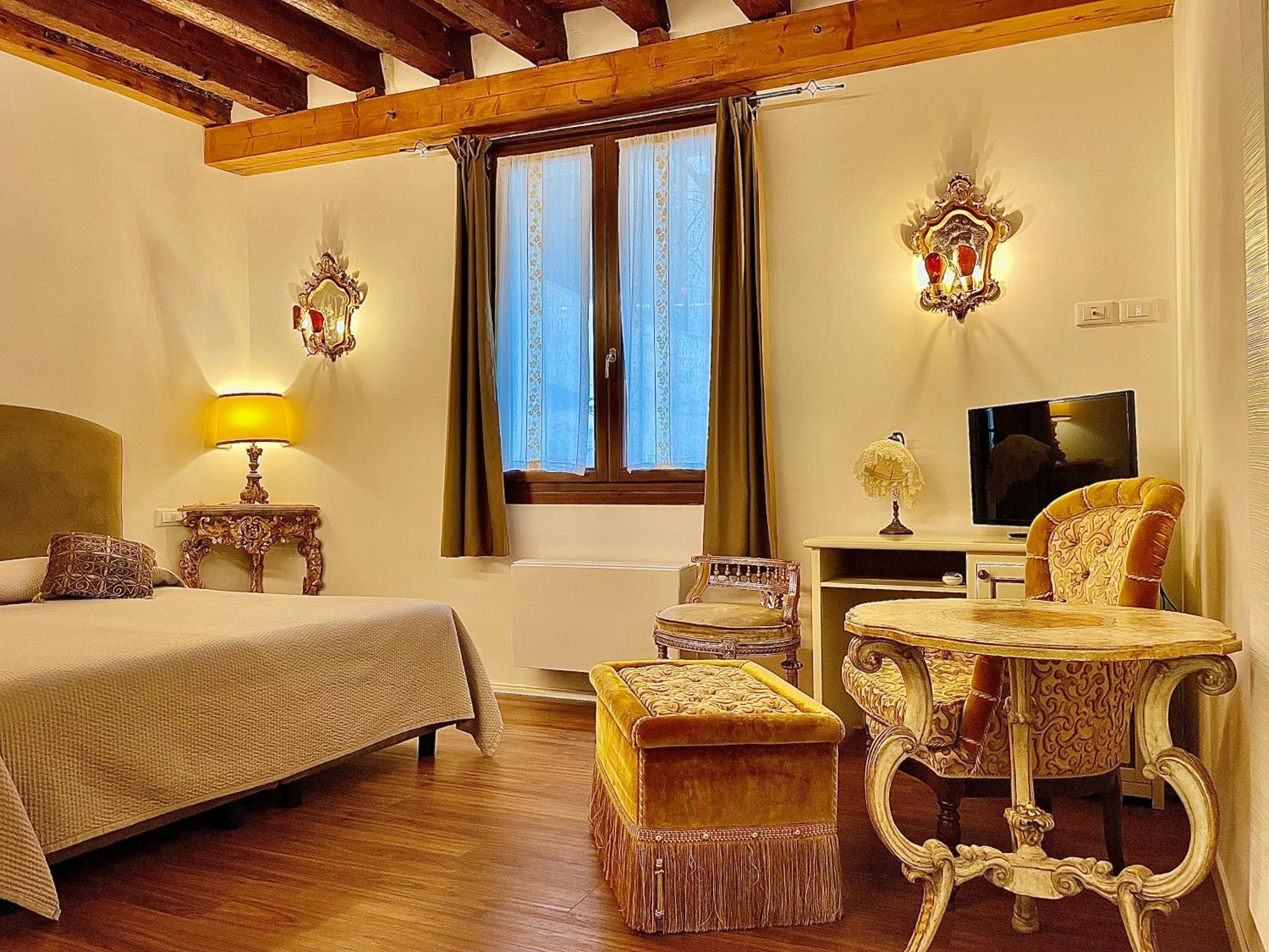 Console - Palais Historique & Romantique Inn Venice